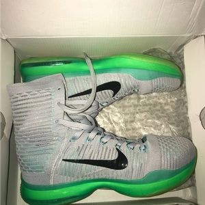 Kobe’s 10 elite. Barely worn. Size 8 in mens. Great condition.